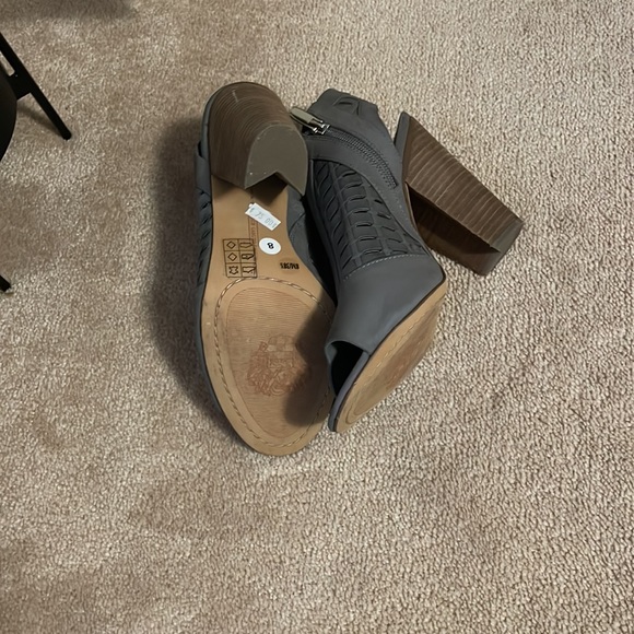 Lightly worn Vince Camuto shoes (pumps ) size 8 - Picture 3 of 3